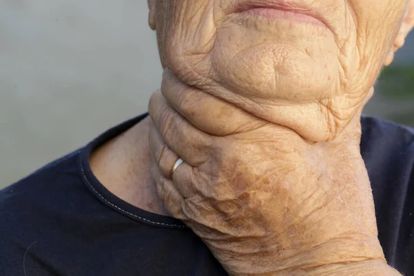 年配の白人女性が喉に触れた 喉の痛み 扁桃腺炎や甲状腺の問題 — ストック写真