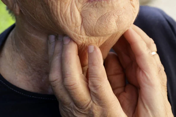 Oudere Blanke Vrouw Die Haar Keel Aanraakt Keelpijn Tonsillitis Schildklierprobleem — Stockfoto