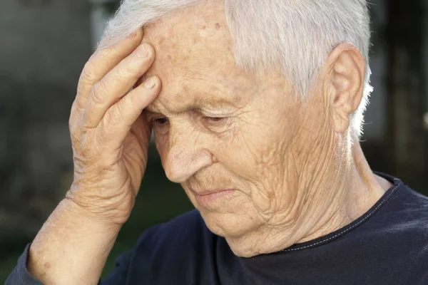 先輩の白人女性は額に手を差し出している うつ病やアルツハイマー病の症状 — ストック写真