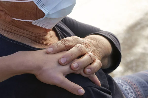 Retrato Una Anciana Caucásica Con Máscara Médica Protectora Atención Las — Foto de Stock