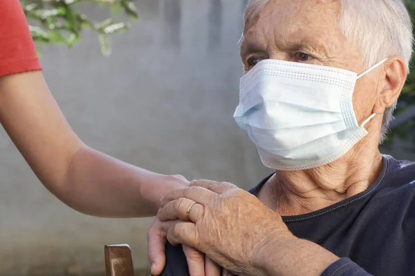 Retrato Mulher Caucasiana Idosa Usando Máscara Médica Protetora Cuidar Dos — Fotografia de Stock