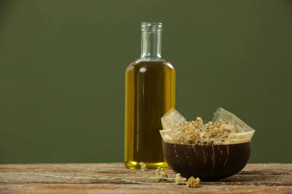 Ингредиенты Растительного Масла Цветы Желтого Имбиря Оливковое Масло Холодного Отжима — стоковое фото