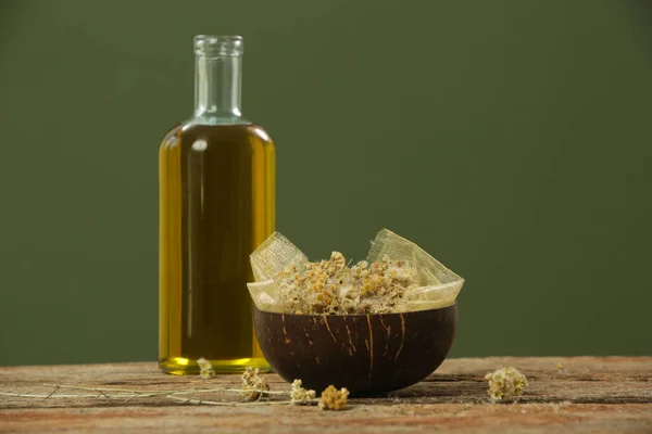 Ингредиенты Растительного Масла Цветы Желтого Имбиря Оливковое Масло Холодного Отжима — стоковое фото