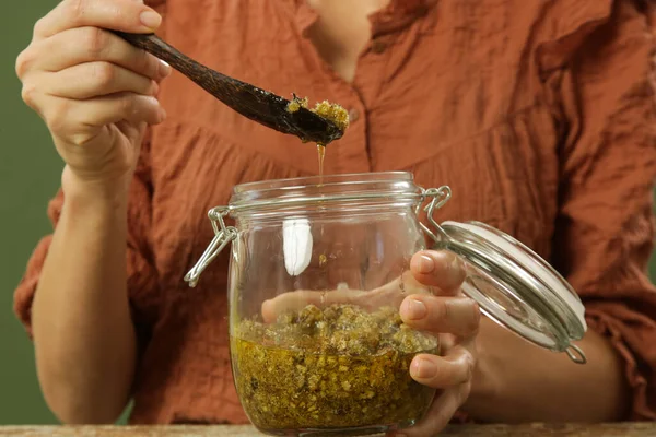 Mulher Fazendo Óleo Herbal Infundido Com Flores Amarelas Immortelle Processo — Fotografia de Stock