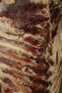 Tütsülenmiş domuz kaburgalarının yakın görüntüsü