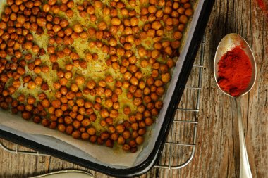 Zerdeçal ve biberli kavrulmuş nohut.