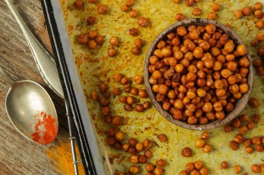 Zerdeçal ve biberli kavrulmuş nohut.