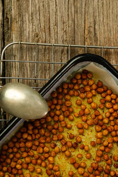 ウコンとチリの粉で味付けローストひよこ豆 — ストック写真
