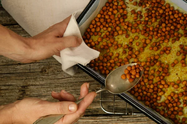 用姜黄粉和辣椒粉调味的烤鹰嘴豆 — 图库照片