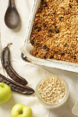 Pişirme tepsisinde ev yapımı granola karışımı. Fotoğraf serisi.