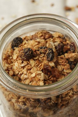 Kavanozda sağlıklı ve kolay ev yapımı tahıl gevreği. Fotoğraf serisi.