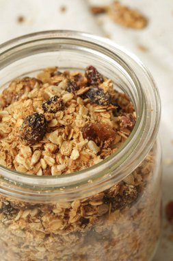 Kavanozda sağlıklı ve kolay ev yapımı tahıl gevreği. Fotoğraf serisi.