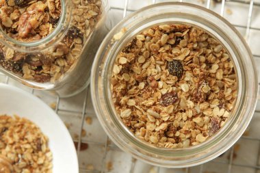 Kavanozda sağlıklı ve kolay ev yapımı tahıl gevreği. Fotoğraf serisi.