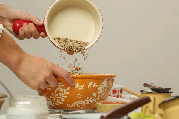 Femme Faisant Granola Maison Dans Cuisine Série Photos Toutes Les — Photo