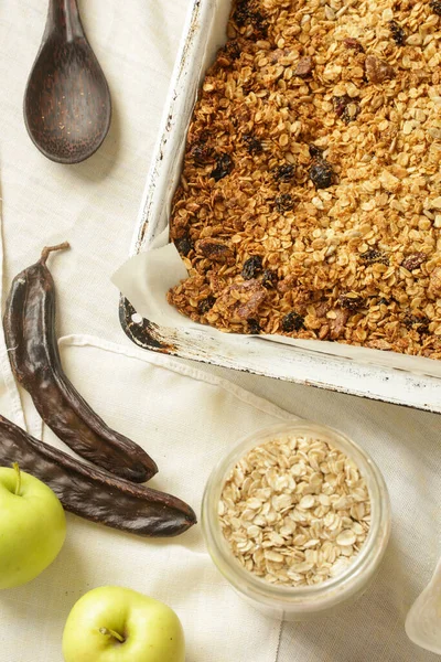 Pişirme tepsisinde ev yapımı granola karışımı. Fotoğraf serisi.