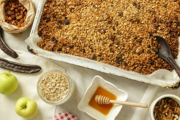 Pişirme tepsisinde ev yapımı granola karışımı. Fotoğraf serisi.
