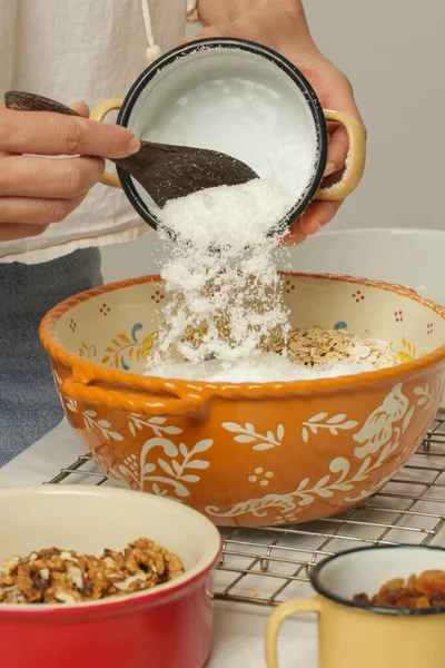 Een Vrouw Die Zelfgemaakte Granola Maakt Keuken Serie Foto Van — Stockfoto