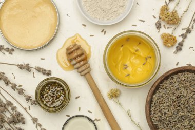 Doğal ev yapımı organik kozmetik. Bitkisel malzemeli kremler ve merhemler..
