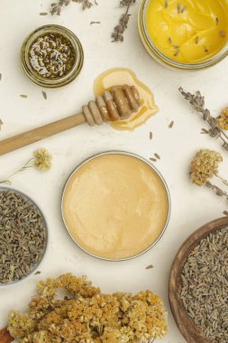 Doğal ev yapımı organik kozmetik. Bitkisel malzemeli kremler ve merhemler..