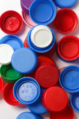 Plastik şişe kapakları geri dönüşüm için hazır.