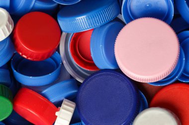 Plastik şişe kapakları geri dönüşüm için hazır.