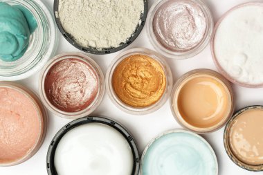 Makyaj ve kozmetik ürünleri seti - beyaz arka Groiunds izole dekoratif kozmetik kaplar üst görünüm