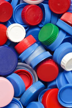 Plastik şişe kapakları geri dönüşüm için hazır.