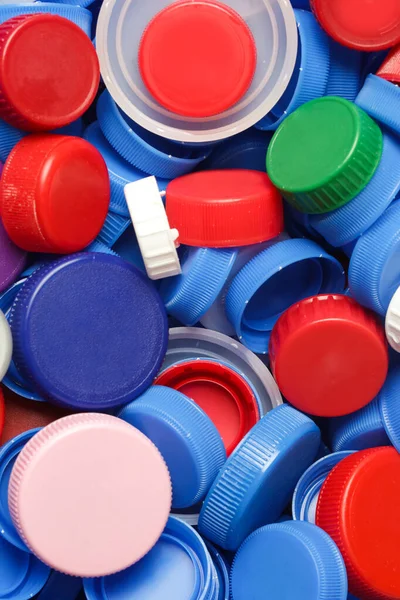 Plastik şişe kapakları geri dönüşüm için hazır.