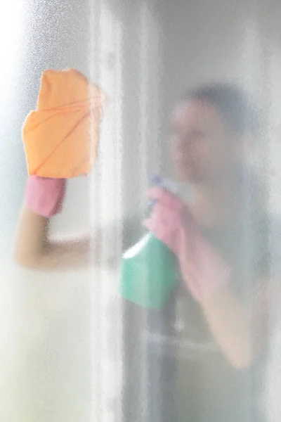 Mujer Limpiando Vidrios Ventana Funciones Domésticas —  Fotos de Stock