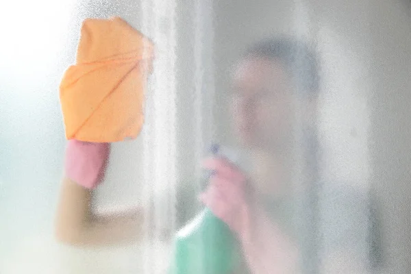 유리창닦는 집안의 허드렛일 — 스톡 사진