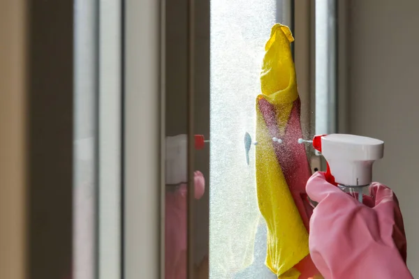 女人擦窗户玻璃 家务杂务 — 图库照片