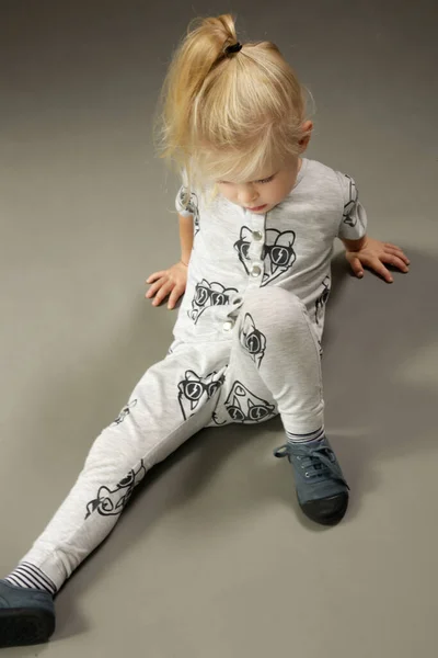 Gri Arka Planda Yaşındaki Modaya Uygun Çocuğun Stüdyo Çekimi — Stok fotoğraf