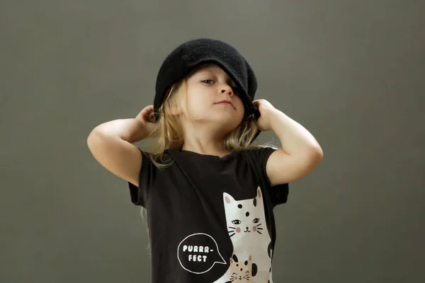 Studioaufnahme Eines Jährigen Modischen Kindes Auf Grauem Hintergrund — Stockfoto