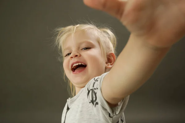 Adorável Menina Feliz Tomando Selfie — Fotografia de Stock