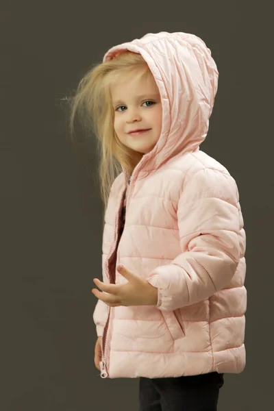 Studyjne Ujęcie Letniej Modnej Dziewczyny Ubranej Blado Różową Bluzę Kapturem — Zdjęcie stockowe