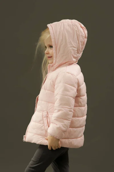 스튜디오는 배경에 후드가 재킷을 살짜리 소녀의 사진을 찍었다 — 스톡 사진