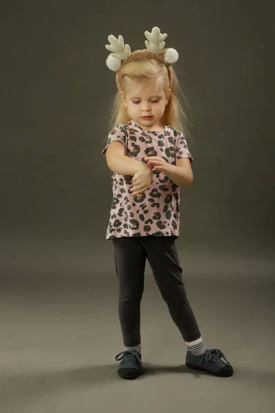 Gri Arka Planda Yaşındaki Modaya Uygun Çocuğun Stüdyo Çekimi — Stok fotoğraf