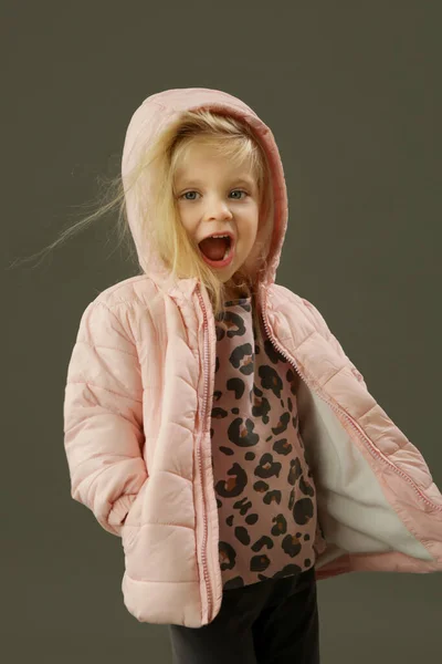 Studyjne Ujęcie Letniej Modnej Dziewczyny Ubranej Blado Różową Bluzę Kapturem — Zdjęcie stockowe