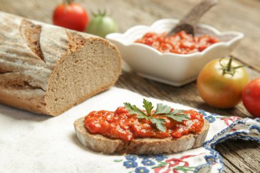 Kızarmış sebze ve ekmek. Ev yapımı gıda konsepti.