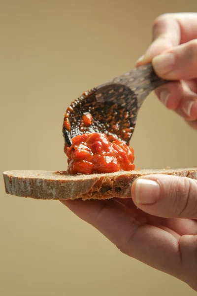 焼き野菜をパンで広げる 自家製フードコンセプト — ストック写真