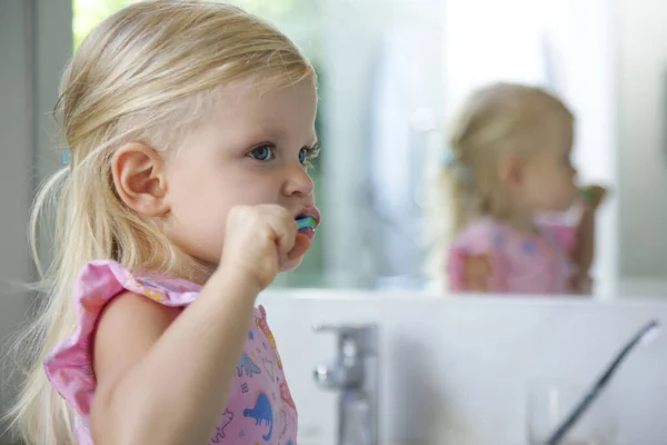 Bedårande Gammal Flicka Borsta Tänderna Badrummet — Stockfoto