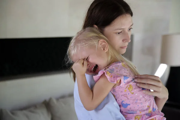 Joven Madre Abrazando Pequeña Hija Llorando Triste Hija Brazos Madre — Foto de Stock