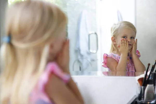 Roztomilé Blondýny Kavkazský Batole Dívka Použití Krém Tvář Před Zrcadlem — Stock fotografie
