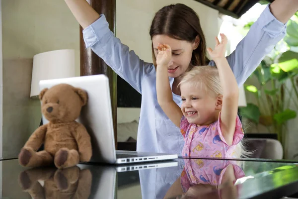 Moeder Haar Kleine Peuter Meisje Zitten Voorkant Van Laptop Met — Stockfoto