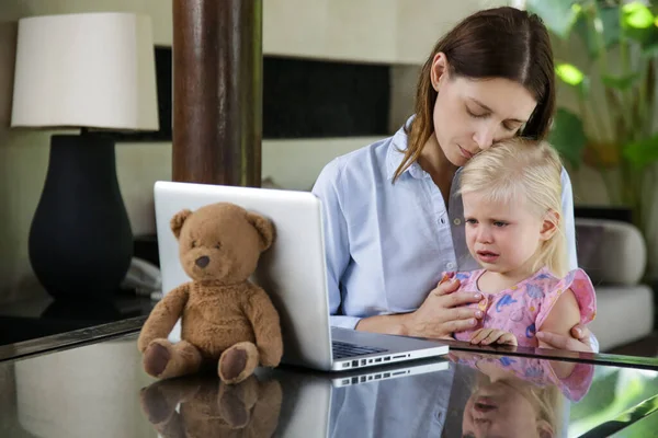 Moeder Knuffelt Haar Zielige Kleine Meisje Voor Laptop Ongelukkige Dochter — Stockfoto