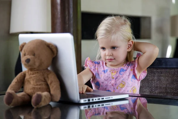 Happy Jaar Oud Meisje Voorkant Van Laptop — Stockfoto