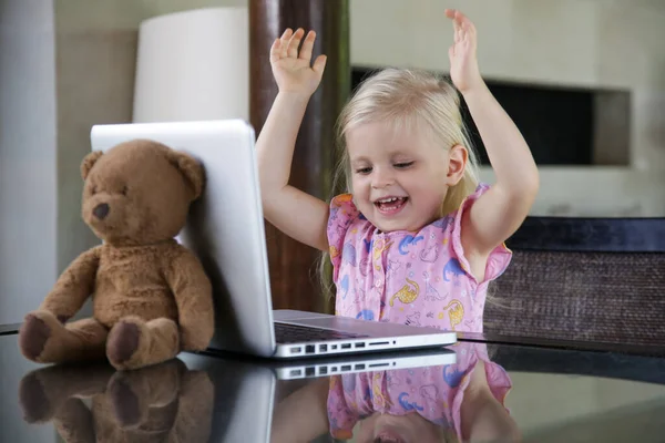 Happy Jaar Oud Meisje Voorkant Van Laptop — Stockfoto