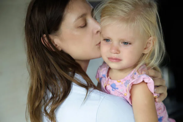 Junge Mutter Umarmt Ihre Weinende Kleine Tochter Traurige Tochter Den — Stockfoto