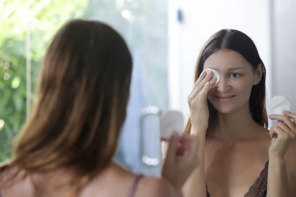 Portrait Une Belle Jeune Femme Debout Dans Salle Bain Nettoyant — Photo