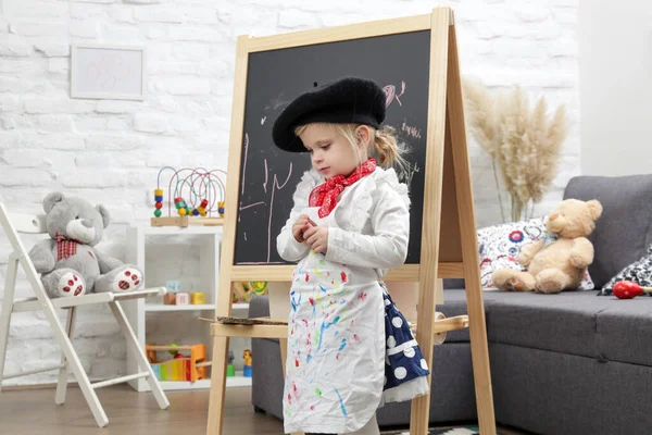 3岁打扮成画家的可爱小女孩的室内肖像 — 图库照片